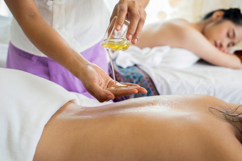 femme ayant un massage à l'huile aromathérapie