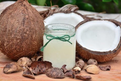 noix de coco avec pot d'huile