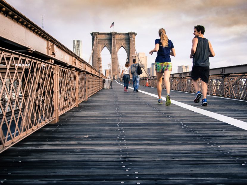 homme et femme qui court sur un pont