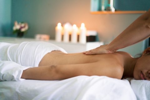 femme allongée sur ventre massage